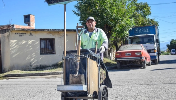 Oscar Olivares, lleva 24 años limpiando los barrios de la ciudad, a sol y a sombra